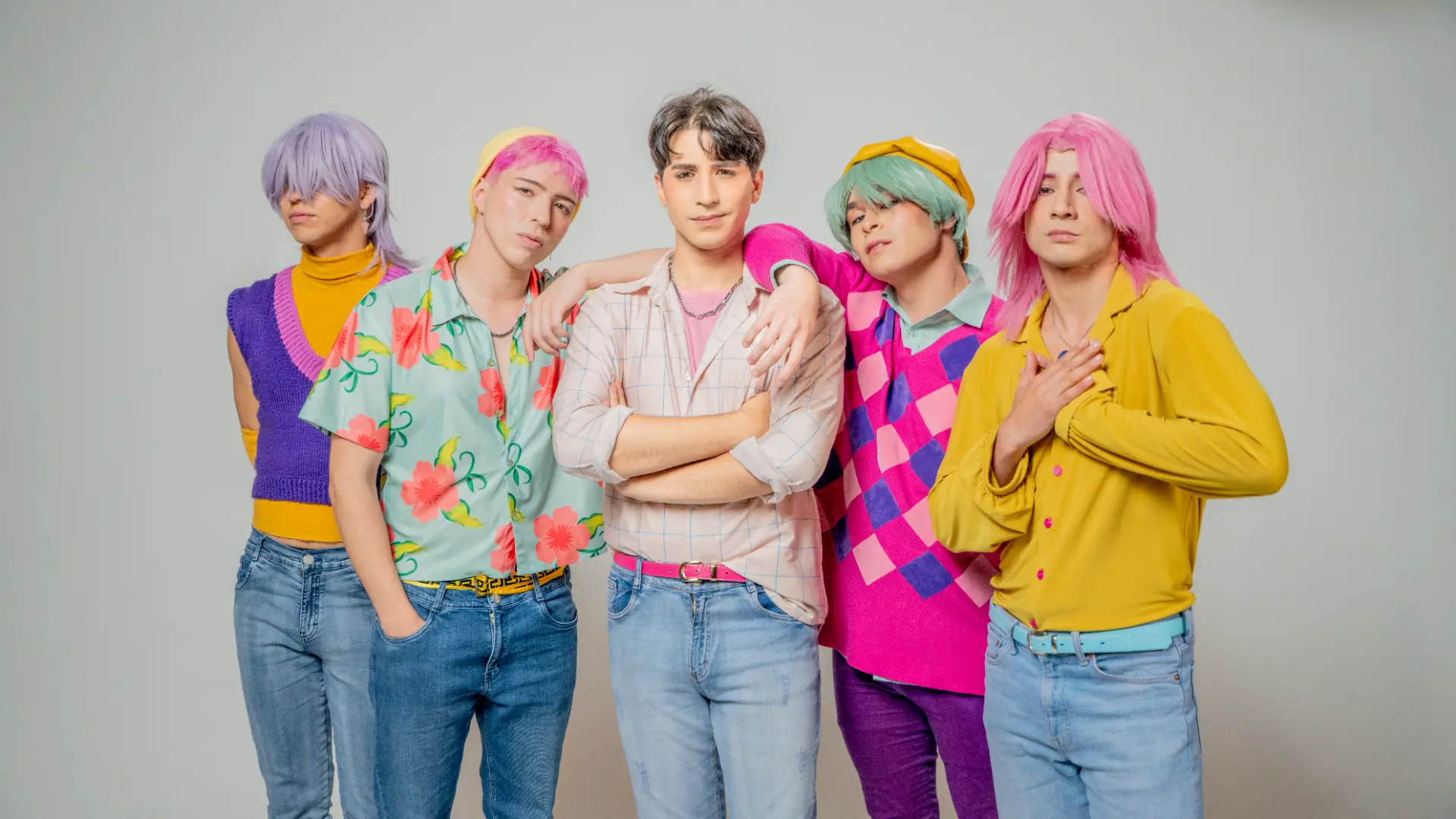 Elenco juvenil de cantantes con coloridos vestuarios