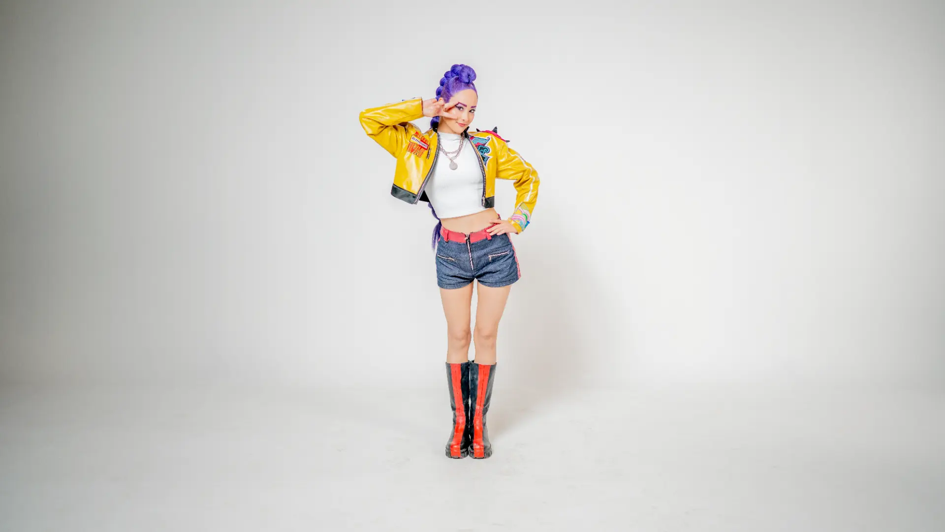 Guerrera de chaqueta amarilla posando