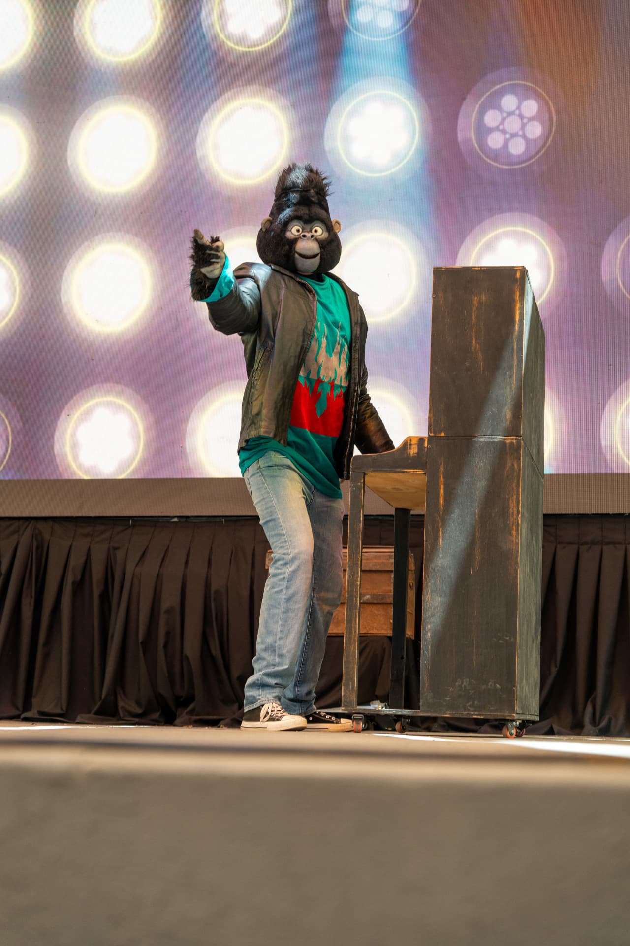Gorila cantante enmascarado en el escenario