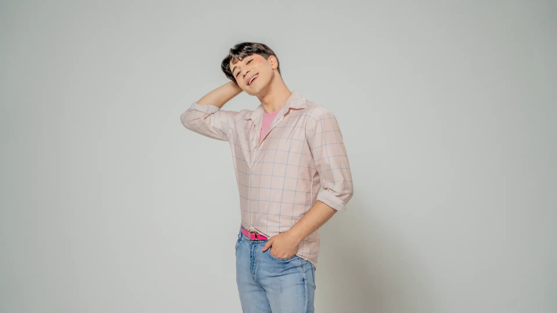 Cantante de camisa a cuadros sonriendo