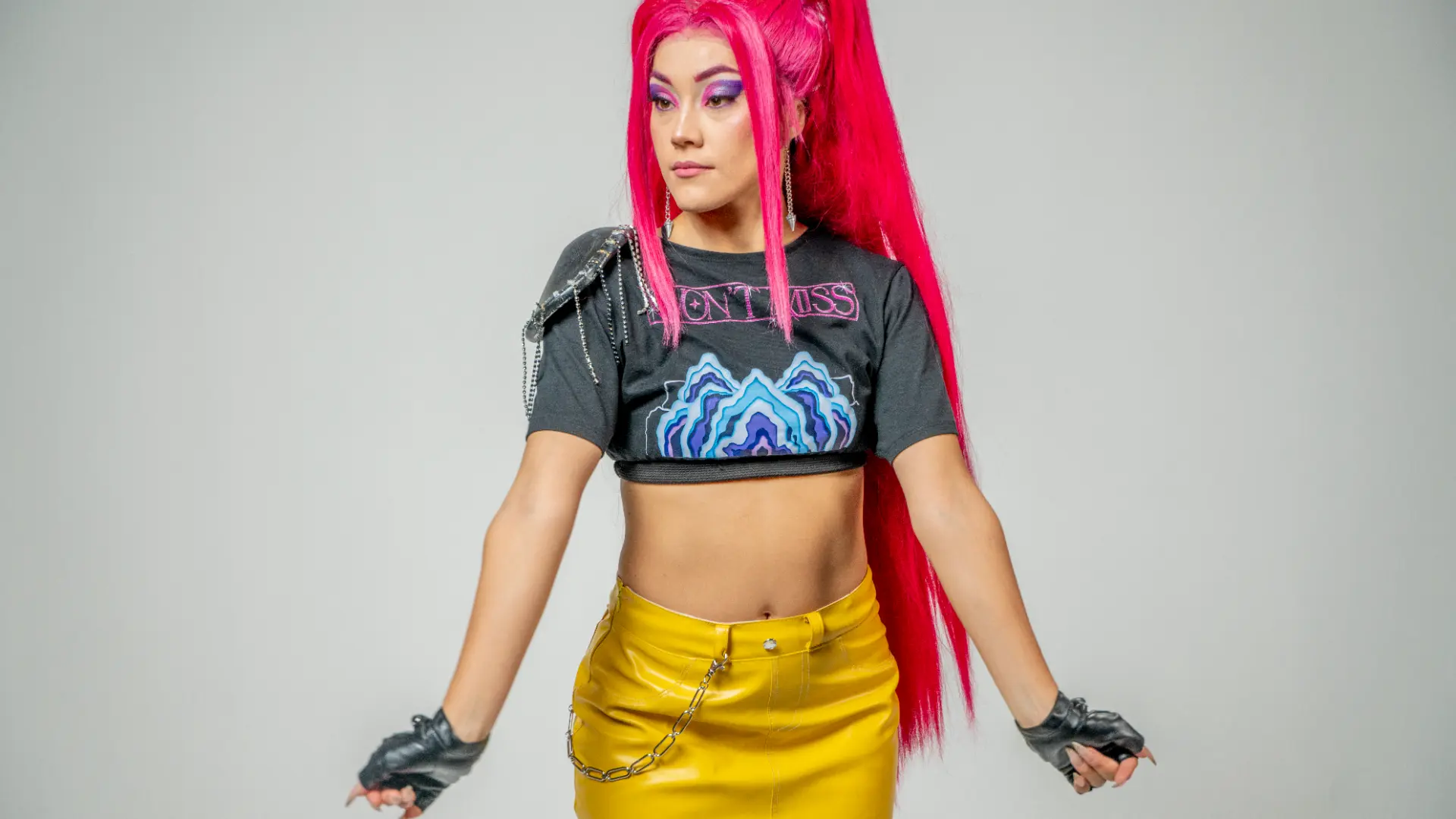 Guerrera de pelo rojo con vestuario amarillo