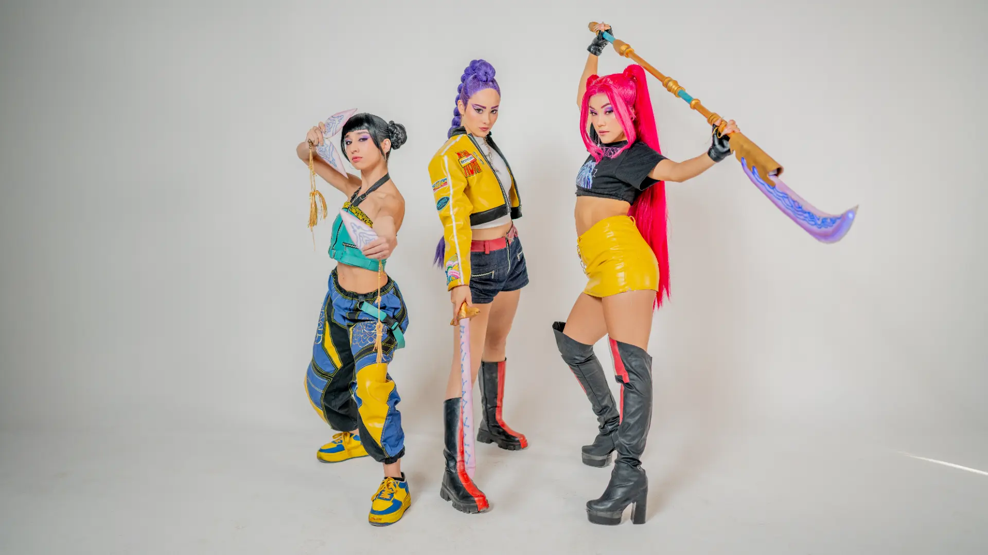 Las tres guerreras en una pose de acción